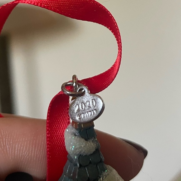 2020 Disney - Peter Pan and Darling Children Sketchbook Ornament - Picture 6 of 7